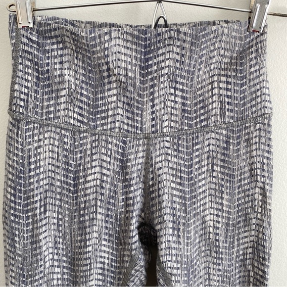 LULULEMON wunder under crop 21” high rise size 4 - Picture 3 of 9